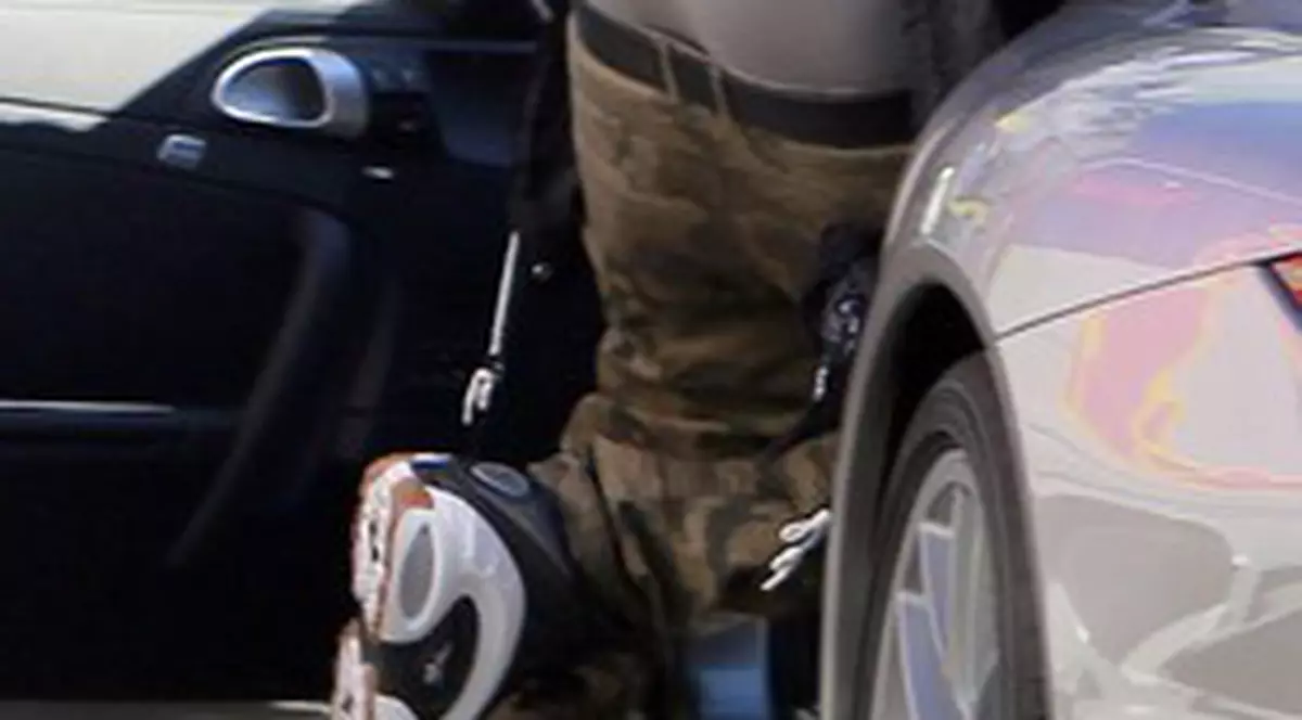 Este iubit de una dintre cele mai frumoase femei din lume, dar NU ARE NICI O TREABĂ CU MODA! Vezi cum şi-a arătat CHILOŢII în plină zi! Foto