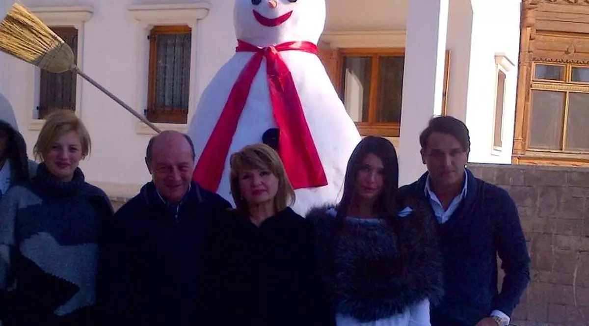Iată PRIMELE FOTOGRAFII din vacanţa de Revelion a lui Traian Băsescu şi a familiei sale! FOTO