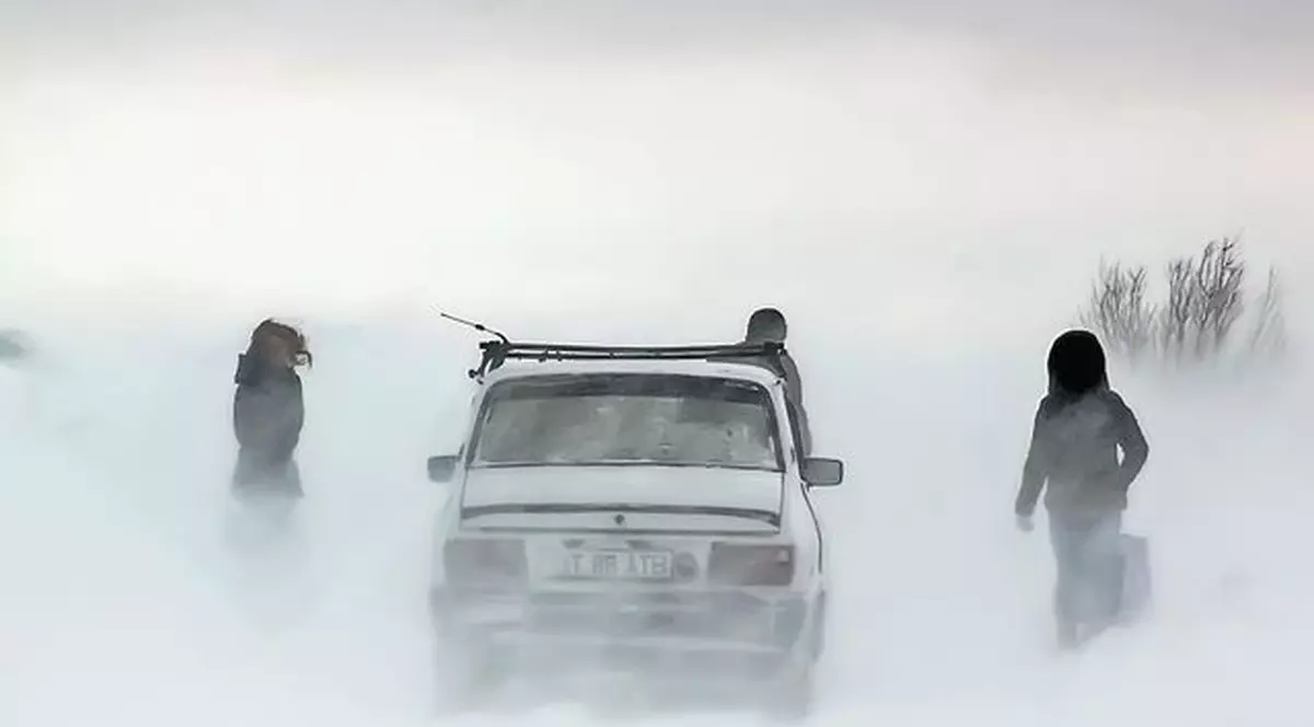 Viscolul a lovit din nou câteva judeţe din Moldova. Zeci de oameni sunt blocaţi, iar un bărbat e de negăsit