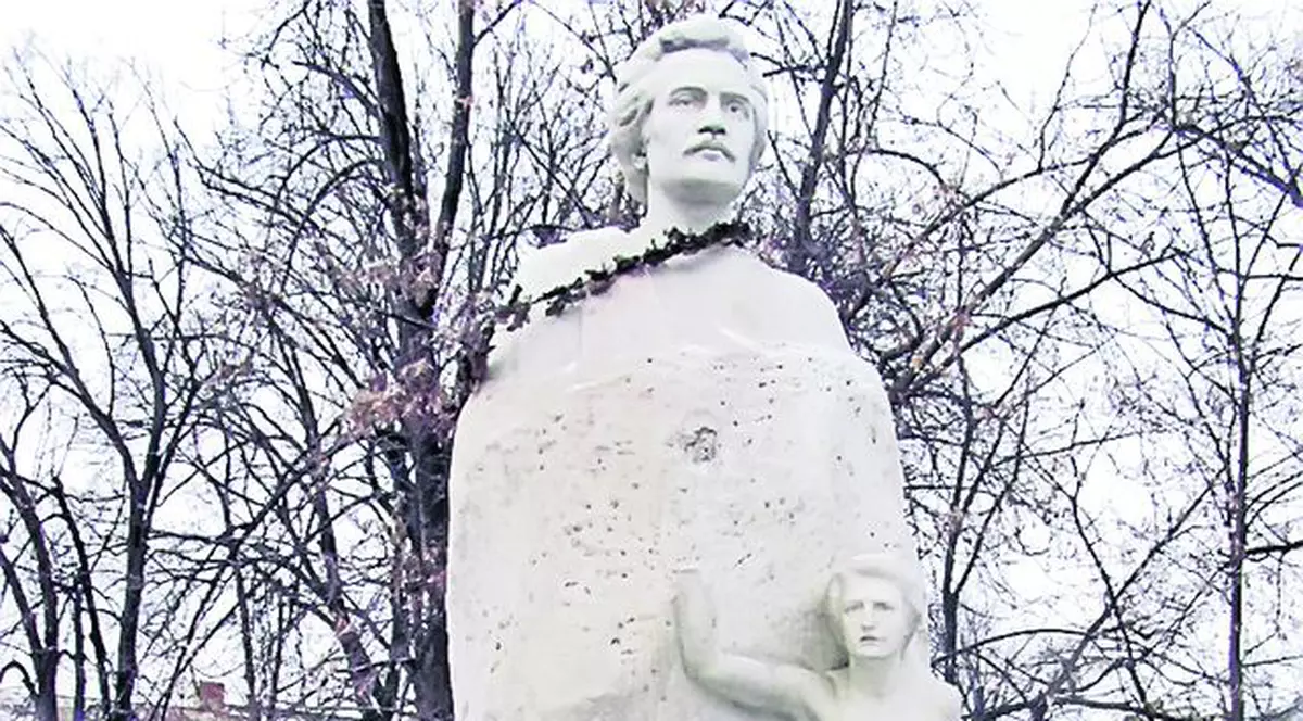 Muza lui Eminescu a rămas iar fără mână