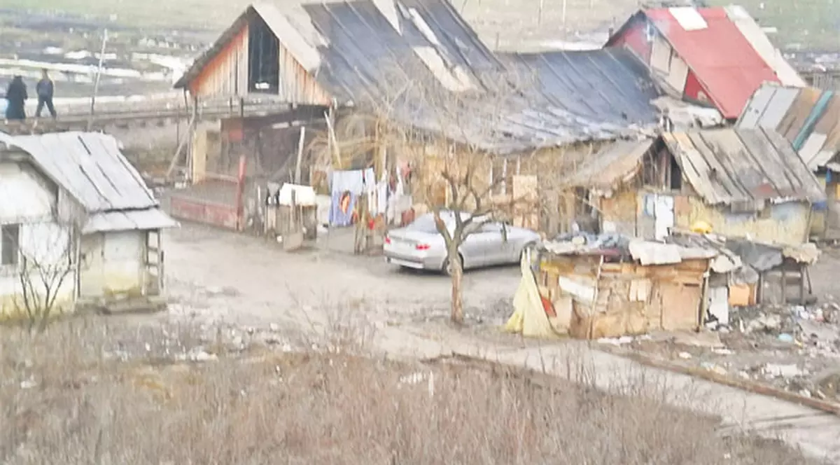 Ce-ţi cumperi când casa stă să cadă pe tine? Rromii din Baia Mare au găsit răspunsul