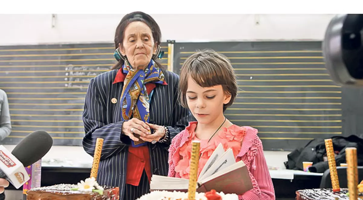 Aniversare cu ştaif la 8 ani! Eliza a citit din Eminescu la petrecere