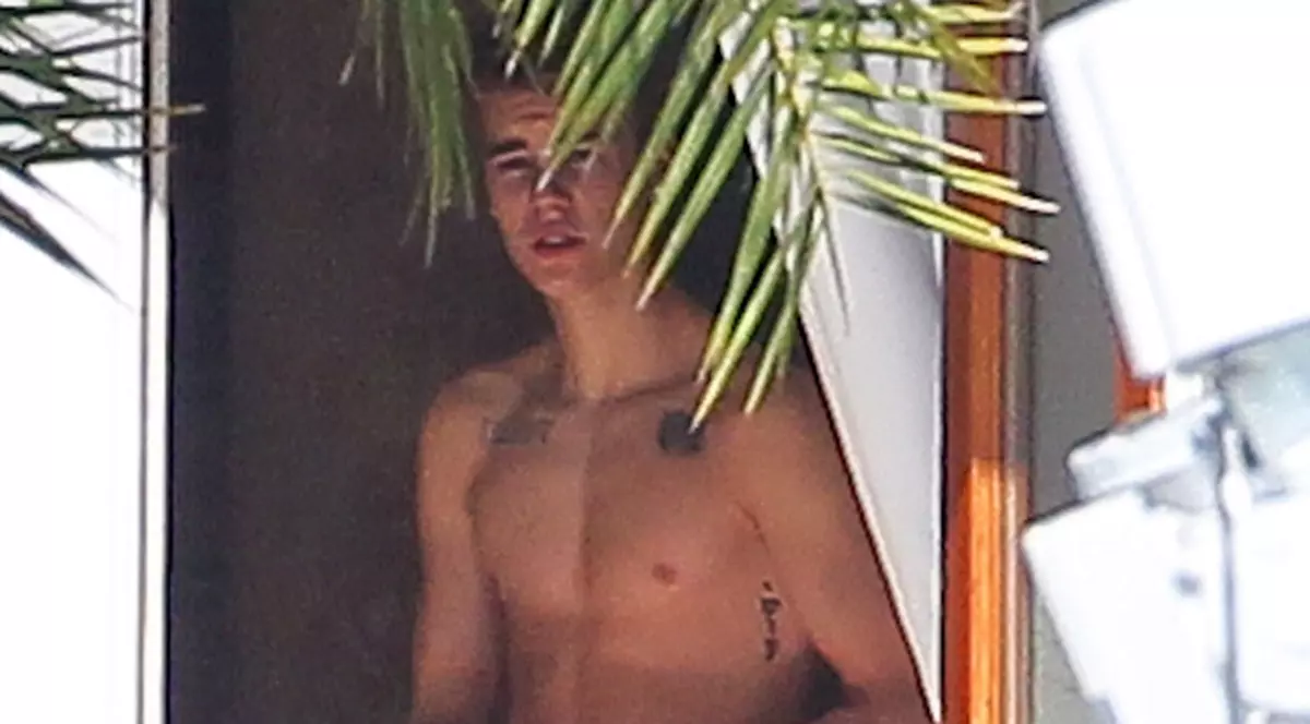 Justin Bieber a ieșit din hotel în chiloți! FOTO