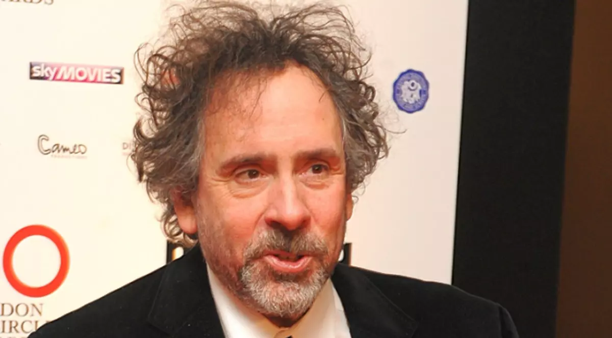 Tim Burton glumește pe seama brațului rupt: «Acum sunt parțial robot»