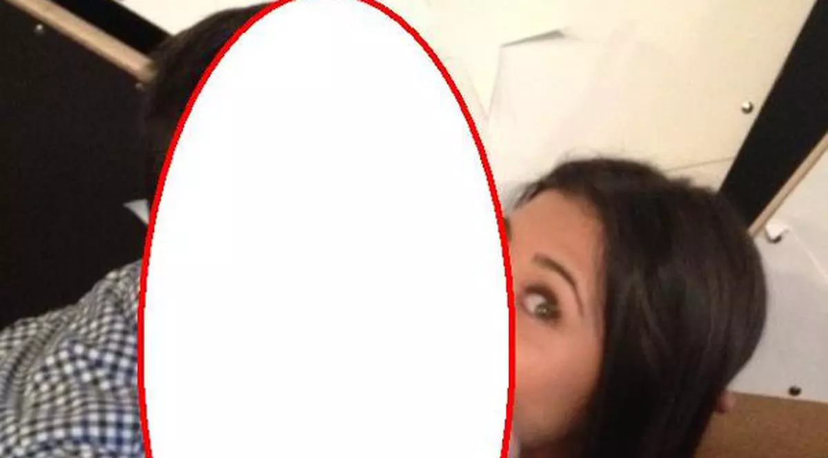 Antonia, sărutată cu forţa în casa părinţilor ei, de o vedetă autohtonă