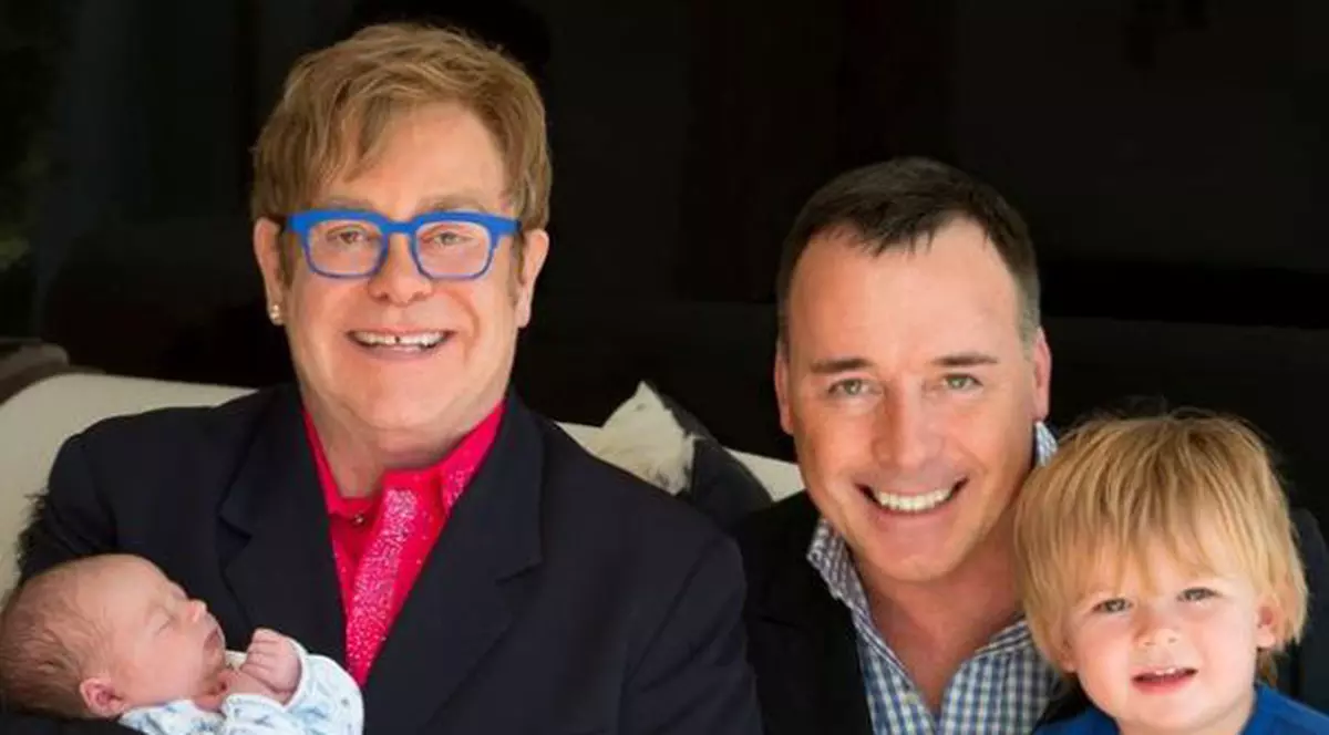 Elton John şi iubitul lui David Furnish l-au prezentat pe CEL DE-AL DOILEA COPIL al cuplului, născut de o mamă surogat!