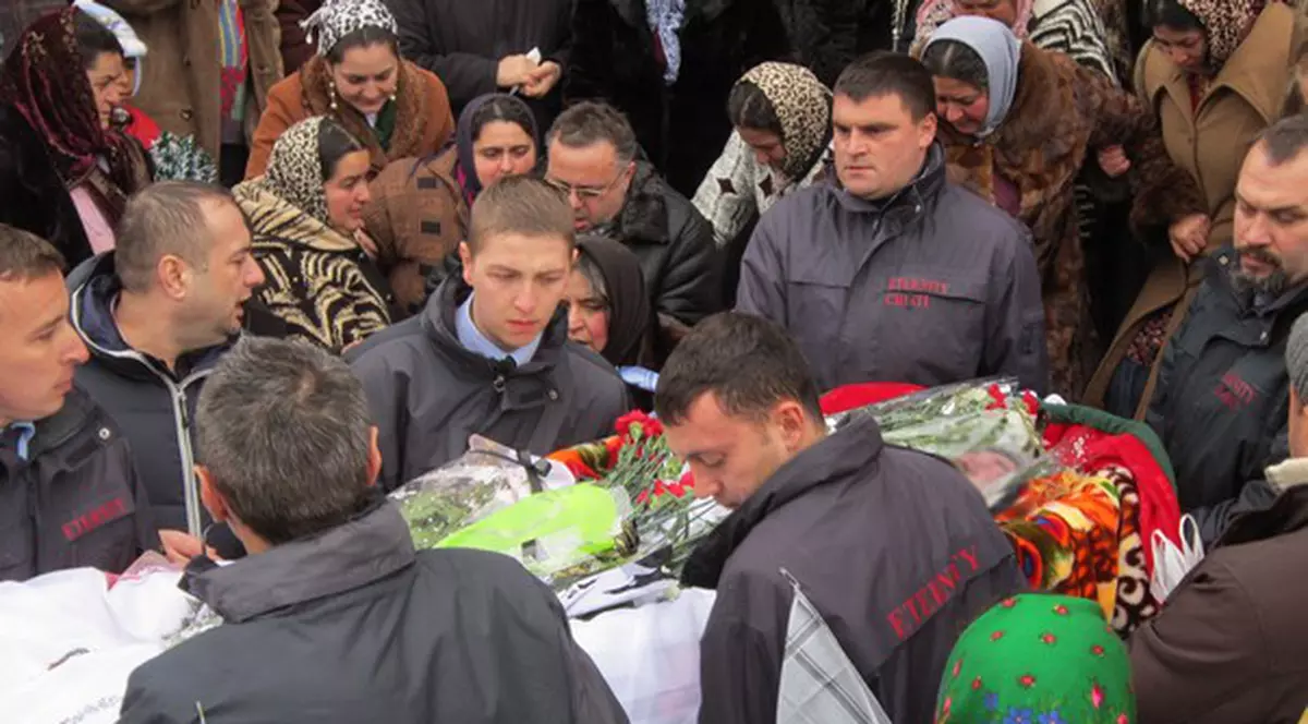 Durere şi lacrimi la înmormântarea tatălui lui Leo de la Strehaia | FOTO