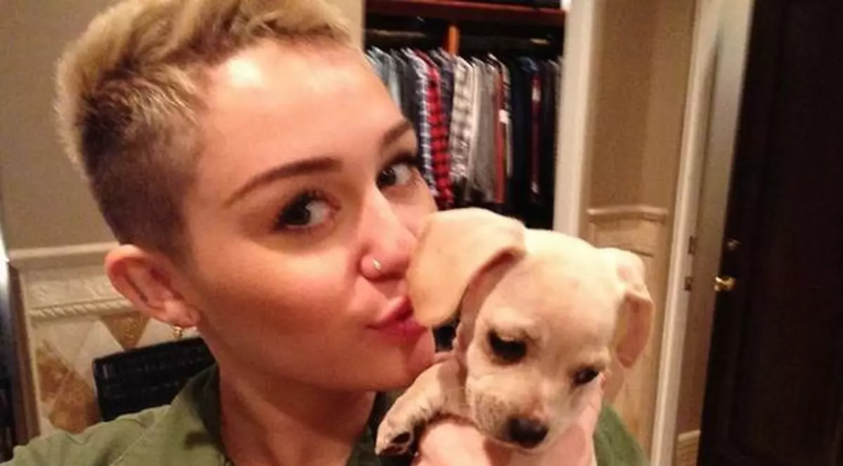 Miley Cyrus face yoga în bikini pe plajă - FOTO