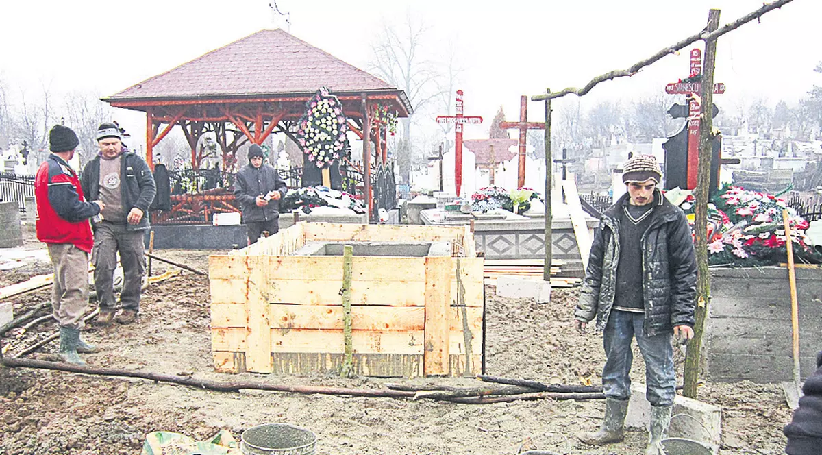 Leo de la Strehaia ridică de urgenţă un cavou pentru tatăl său