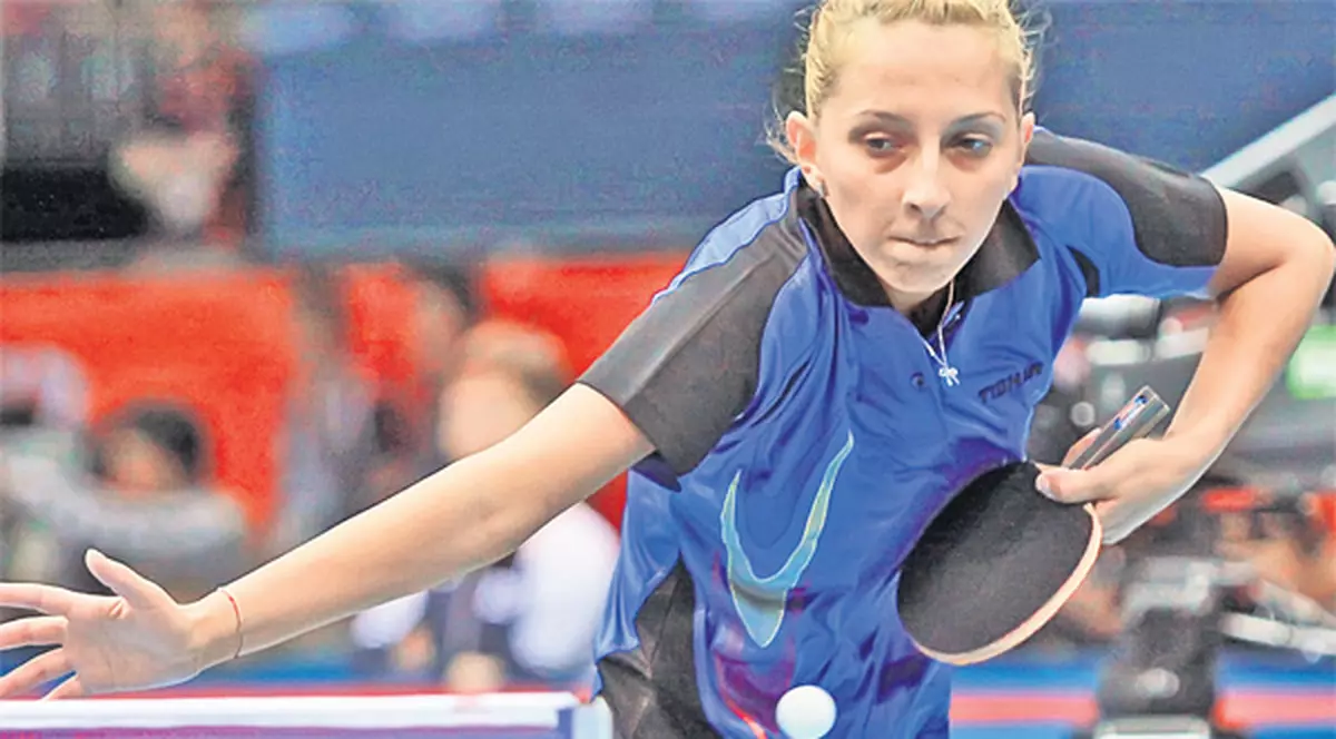 Eliza Samara n-are timp să mănânce!