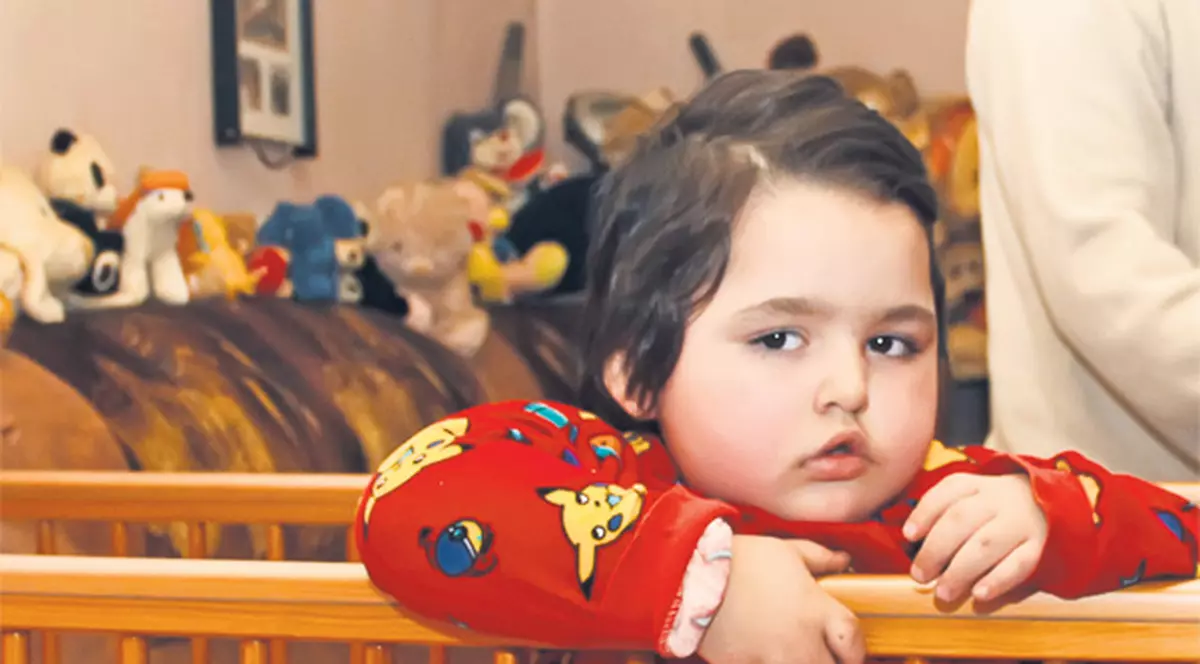 Darius, un băieţel din Dorohoi, are 45 de kile la doar 3 ani!