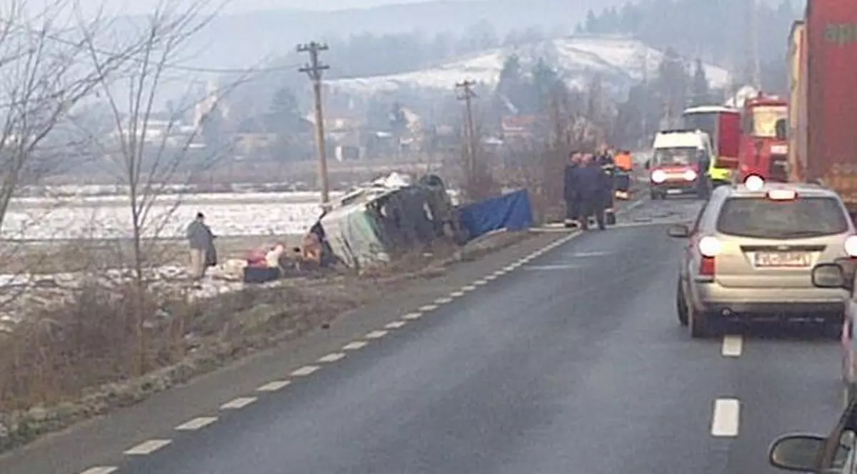 Grav accident rutier! Șapte persoane rănite, după ce șoferul unui microbuz a adormit la volan | FOTO
