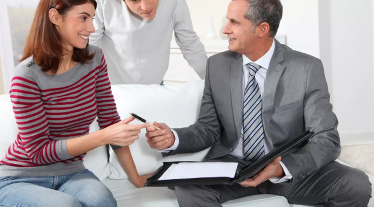 Vrei să cumperi sau să vinzi o casă? Iată cum alegi agentul imobiliar potrivit