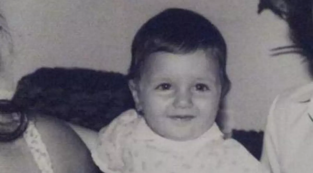 FETIŢA asta mică e acum o CÂNTĂREAŢĂ TALENTATĂ. Ghiceşti cine ar putea fi?