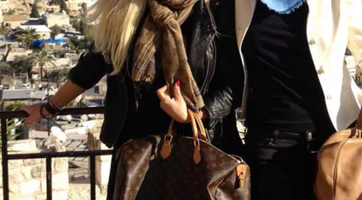 Două BLONDE CELEBRE de la noi, în vizită la ZIDUL PLÂNGERII iar mai apoi, LA SPITAL! Vezi de ce!