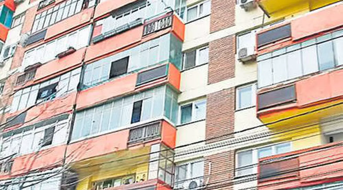 ȘOCANT: Mamă și trei copii, SECHESTRAȚI ani de zile într-un apartament