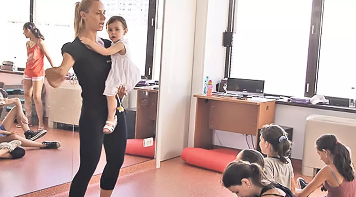 Fostele «bebeluşe» Oana şi Catrinel şi-au dat fiicele la balet | Speră ca fetiţele lor să le moştenească pasiunea pentru dans