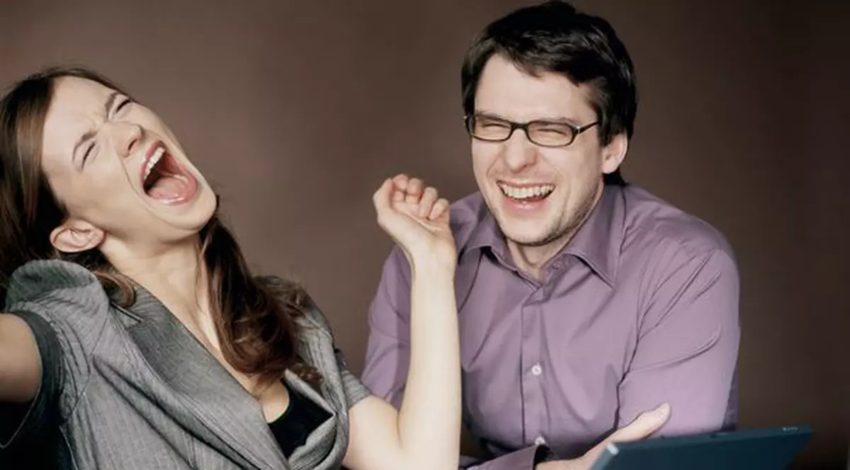 STUDIU: FUSTELE SCURTE și BLUZELE DECOLTATE ar trebui INTERZISE la birou, conform bărbaților