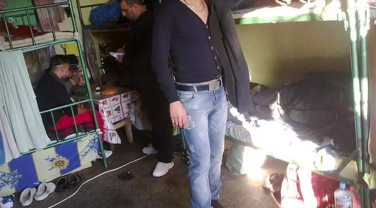 Un deţinut de la Penitenciarul din Craiova a postat pe Facebook fotografii cu interlopul Bercea Mondial