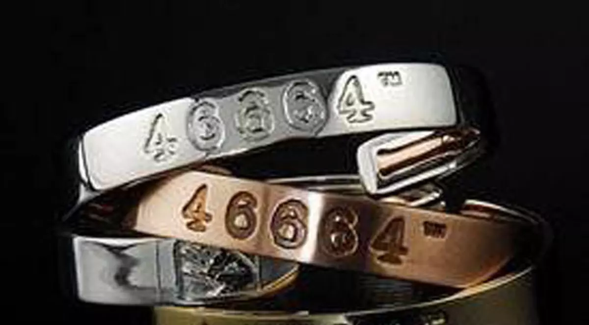 Uite cat costă brăţările pe care le promovează Andreea Marin