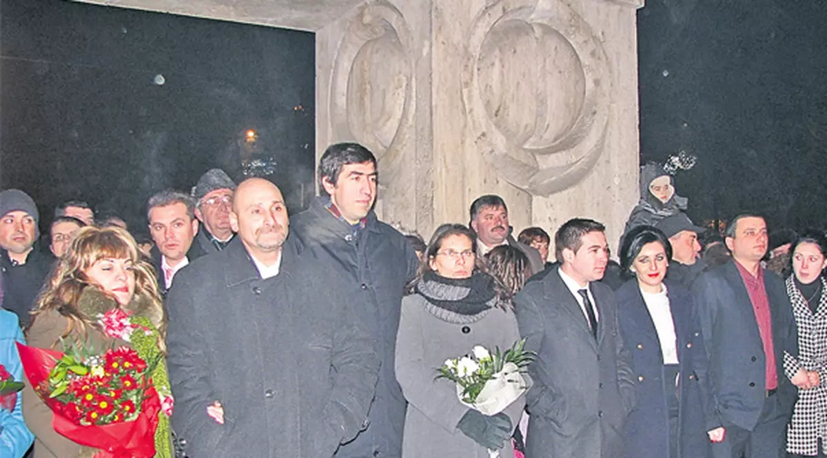 18 cupluri s-au căsătorit în noaptea de Anul Nou la "Poarta Sărutului"