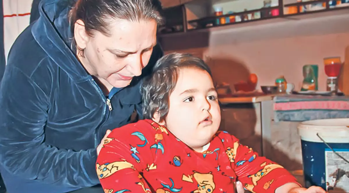 Nu au bani să facă naveta la tratament | Băieţelul de trei ani care are 45 de kilograme ar putea fi ajutat într-un centru din Botoşani, dar familia nu-şi permite costurile