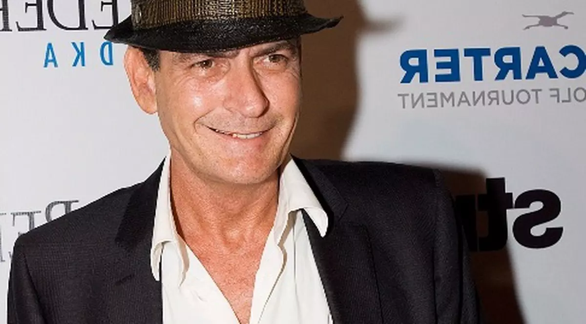 Este cunoscut ca UN CAL BREAZ, dar ARE O INIMĂ DE AUR! Charlie Sheen a plătit înmormântarea unui paparazzo!