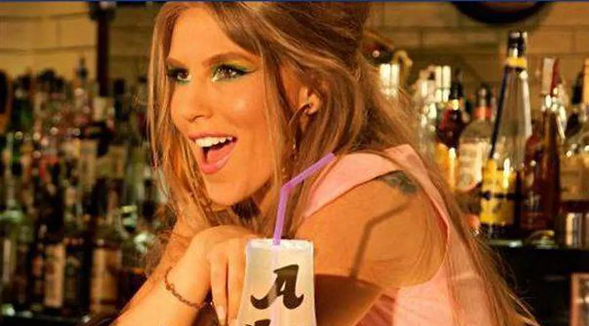 Imaginea cu care și-au LĂSAT MASCĂ fanii! CORINA, CĂLARE pe ALEX VELEA! FOTO 