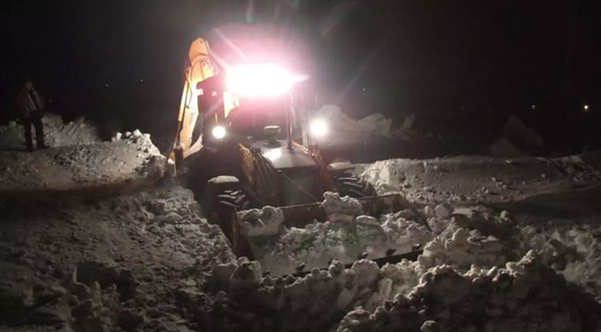 Circulaţia ÎNTRERUPTĂ pe 18 drumuri naţionale, din cauza VISCOLULUI. Vezi care sunt zonele afectate!