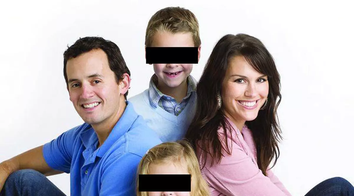 Familia curcubeu! Au patru copii total diferiţi