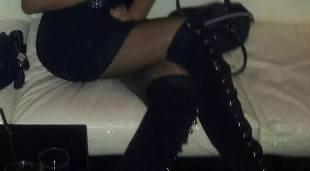 Bruneta cu silicoane, care s-a pozat cu Botezatu în club! Ai văzut-o la tv! O recunoşti? FOTO