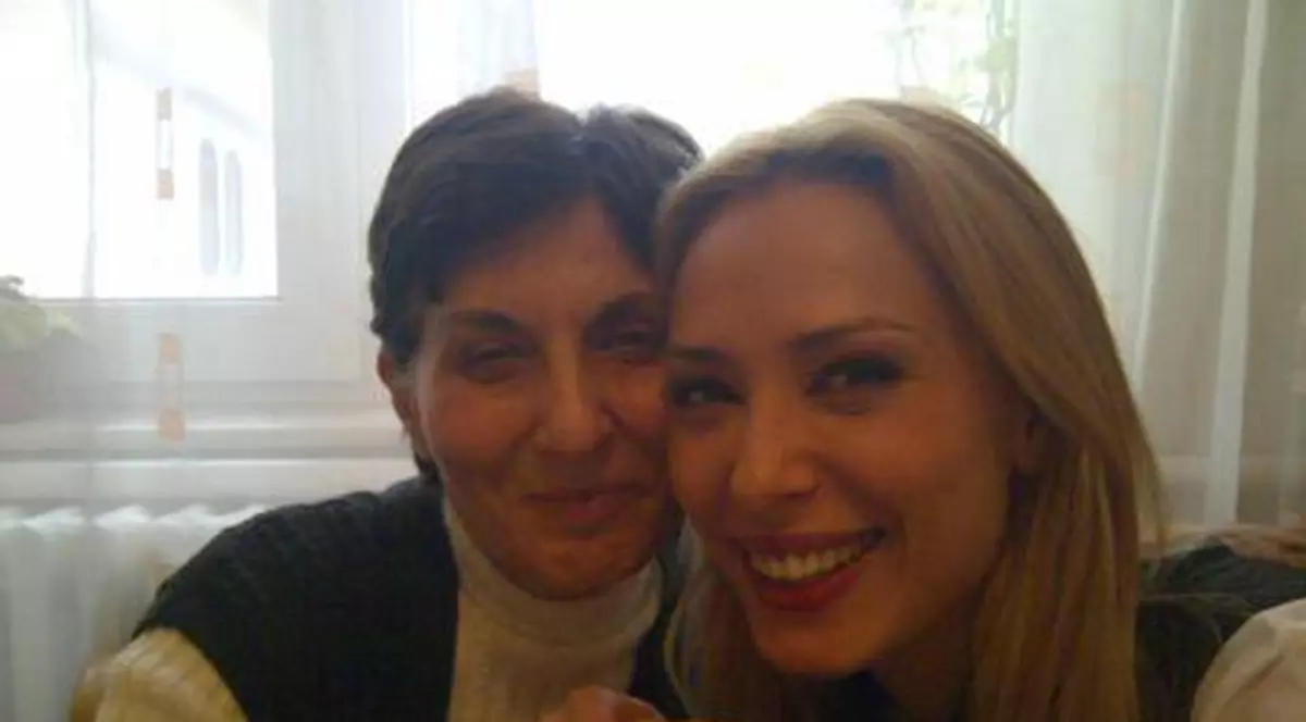 Iulia Vântur i-a făcut o SURPRIZĂ COLOSALĂ MAMEI sale! Vezi cum a SURPRINS-O de ZIUA EI!