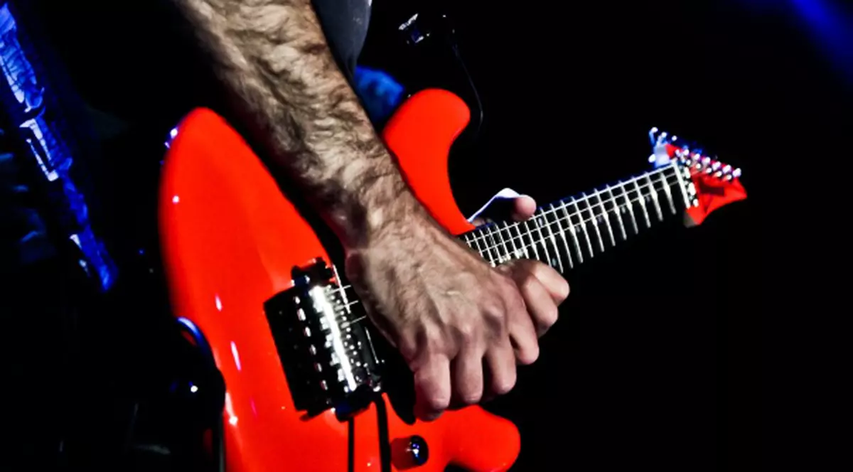 Cel mai cunoscut chitarist al lumii, Joe Satriani, în concert la Bucureşti