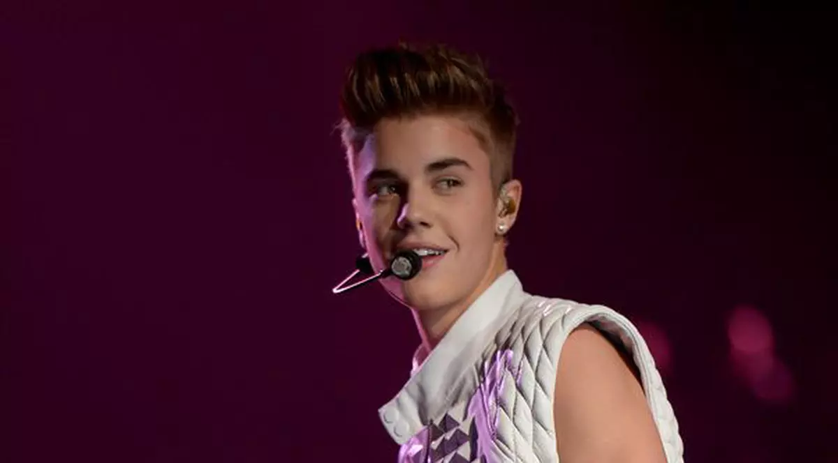 Şi el? Justin Bieber se droghează. Vezi AICI fotografiile!