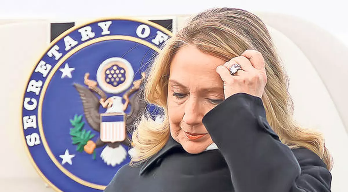 Hillary Clinton are un cheag între creier şi cutia craniană, o COMPLICAŢIE FOARTE NEOBIŞNUITĂ