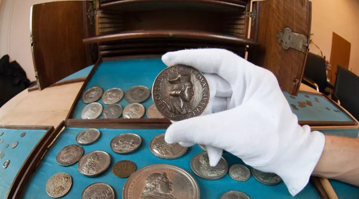 Un doljean a găsit un tezaur cu peste 1.400 de monede de argint