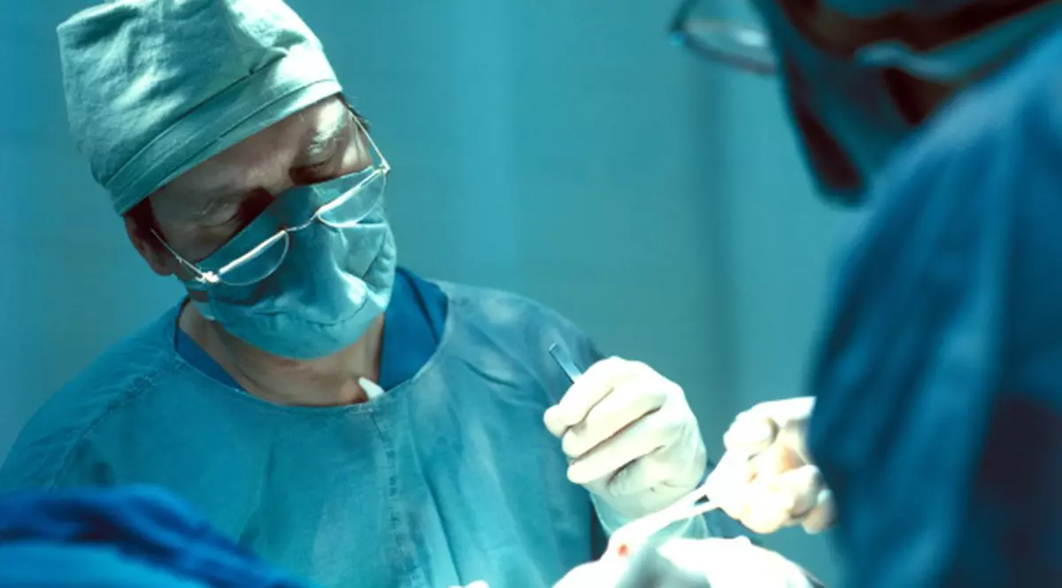 MAI RĂU DECÂT ÎN IAD! Ce a simţit femeia care s-a trezit în timpul operaţiei, dar medicii şi-au continuat treaba