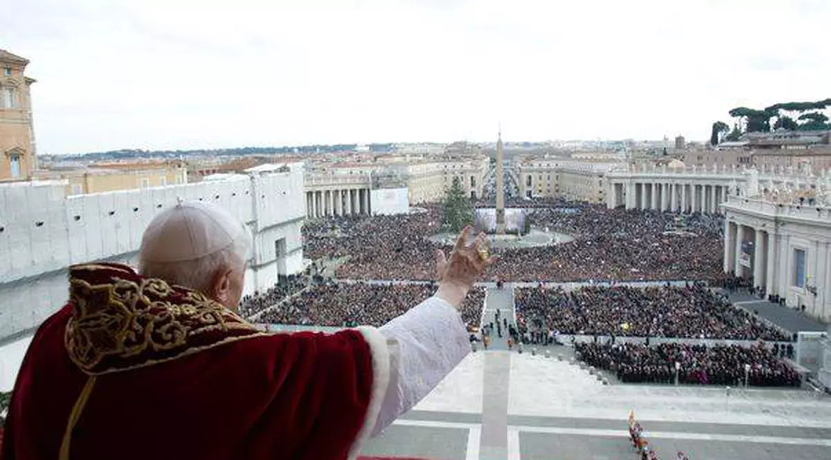 Nu a reuşit de Crăciun şi a vrut să se răzbune de Anul Nou! Un român a încercat să PERTURBE predica lui Papa Benedict al XVI-lea 