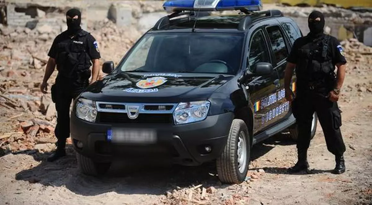 Se întâmplă în România! Trei bărbaţi, prinşi în timp ce furau o conductă de ţiţei cu ajutorul unui excavator