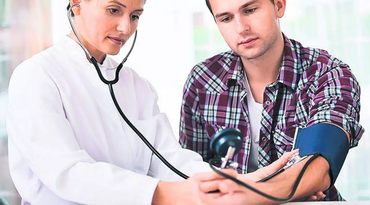 STUDIU: Care este legătura dintre SALARIU și HIPERTENSIUNE?