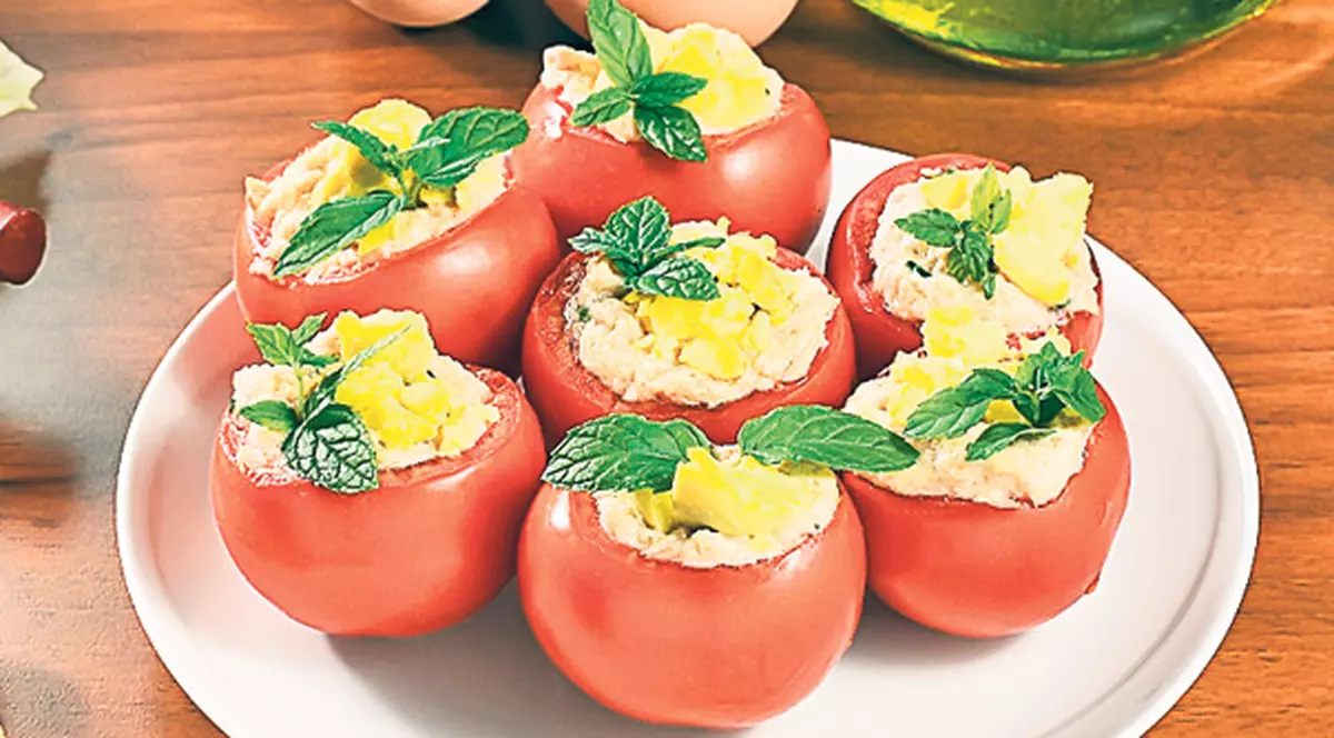 O reţetă sănătoasă - Roşii umplute cu ton