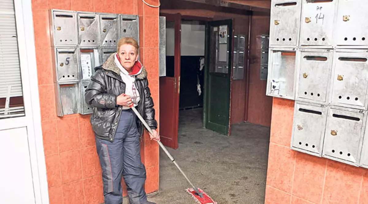 Ne scriu cititorii | Scrisoarea săptămânii: "Nu am bani să îmi pun dantura"