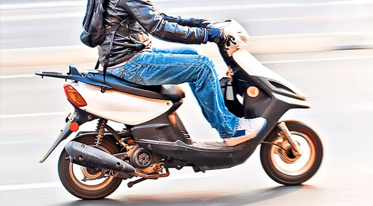 Noul Cod Rutier face deja victime! Primele amenzi pentru scuteriştii fără permis!