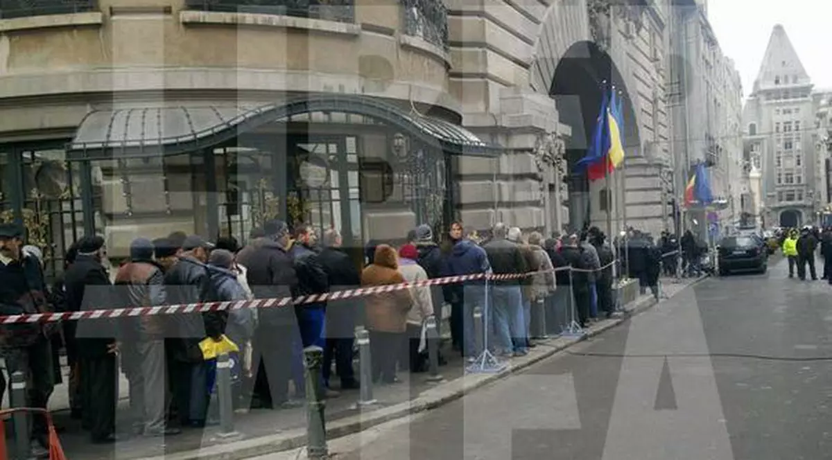 O femeie către Iliescu, la sicriul lui Sergiu Nicolaescu: "Domn' preşedinte, daţi capacul la o parte!"