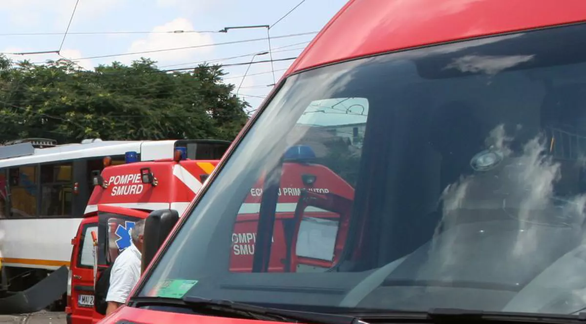 Un microbuz s-a răsturnat la intrarea pe autostrada A1, lângă Ciorogârla