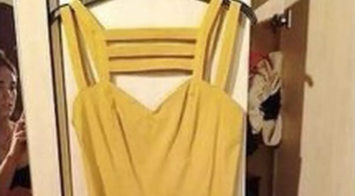 +18 | S-A FĂCUT DE RÂS PE TOT INTERNETUL! O femeie şi-a arătat "PĂSĂRICA" pe un site de licitaţii, după ce s-a pozat DIN GREŞEALĂ