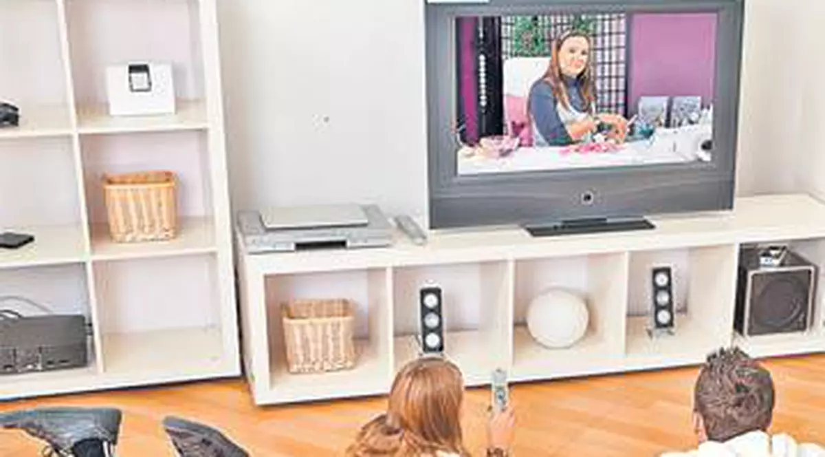 Nu-ți uita copilul în fața televizorului! Află ce efecte negative poate avea asupra lui