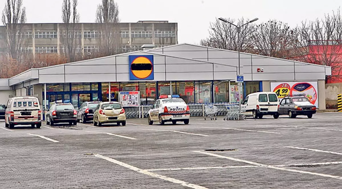Trei hoţi cu cagule pe faţă au jefuit un supermarket din Capitală