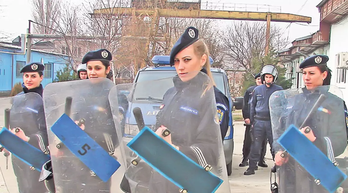 Păzea! Ies fetele la atac! Imagini de la un antrenament al luptătoarelor Jandarmeriei Capitalei
