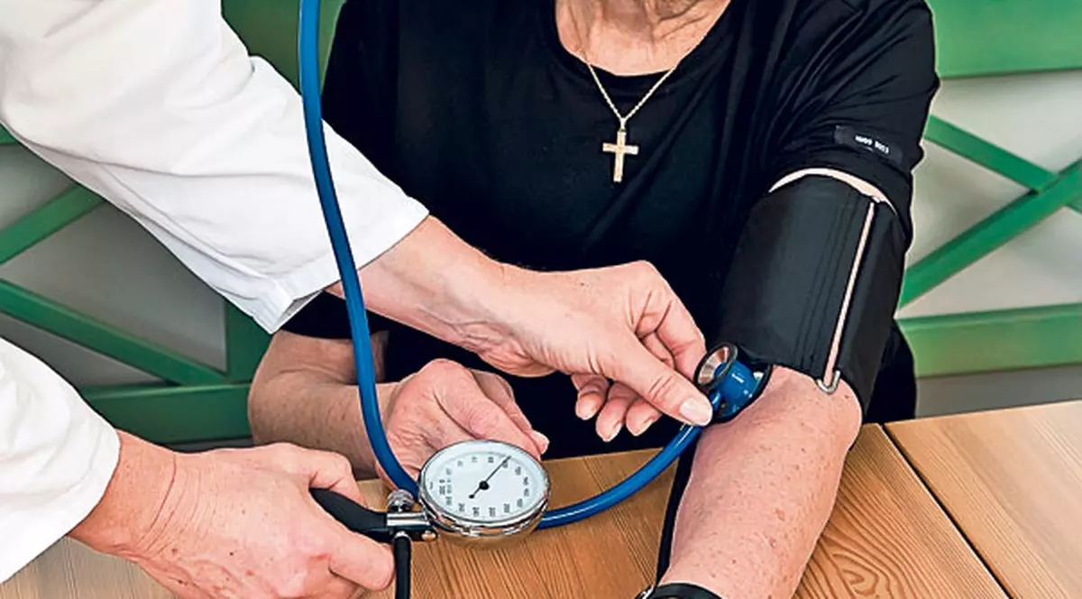 Intervenţie în premieră în România! Au scăpat definitiv de tensiunea arterială